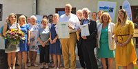 Foto: Landrat Christoph Göbel (4. v. r.) und Manfred Holz, Ehrenbotschafter und Gründungsmitglied des Vereins TransFair e. V., inmitten der Mitglieder Steuerungsgruppe Fairtrade, die die Zertifizierung im letzten Jahr vorangetrieben hat.