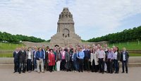 Foto: Delegation vor Denkmal in Leipzig