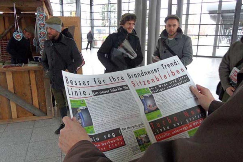 Foto: Ein Mann hält ein Extrablatt in der Hand