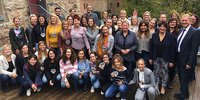 Foto: Pullachs Erste Bürgermeisterin und weitere Stellvertreterin des Landrats, Susanna Tausendfreund (4. v.r., vordere Reihe stehend), verabschiedete auf der Burg Schwaneck gleichermaßen zufriedene Kita-Vertreter wie Bewerberinnen und äußerte die Hoffnung, dass auch wirklich alle im März kommenden Jahres wieder gut zurückkehren mögen.