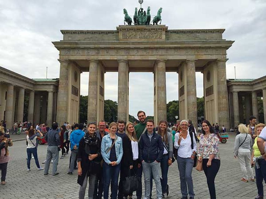 Gruppe vor dem Brandenburger Tor