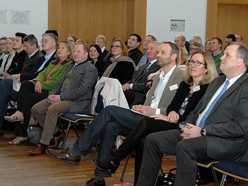 Foto: Das Publikum lauscht dem Vortrag von Peter Keller, Leiter der Kommunalen Energieberatung bei Green City Energy.