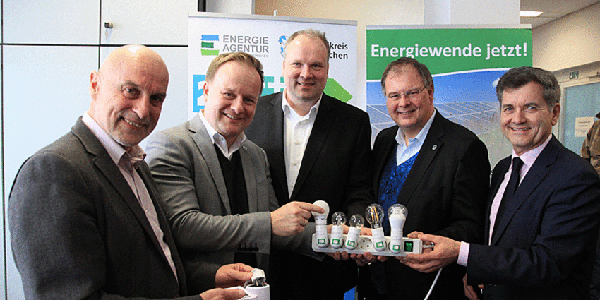 Foto: (v.l.n.r.): Hans Gröbmayr (Geschäftsführer Energieagentur), Robert Niedergesäß (Landrat Ebersberg), Christoph Göbel (Landrat München), Wolfgang Panzer (Bürgermeister Unterhaching) und Wolfgang Geisinger (Geschäftsführer Geothermie Unterhaching)