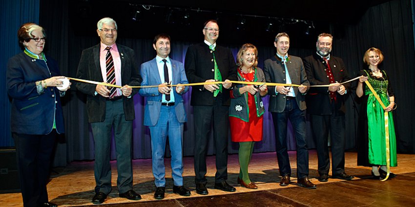 Foto: Da mit der Eröffnung der ersten Regionalkonferenz der fünf Nord- Kommunen zum Bereich Altenhilfe ein neuer Weg beschritten wurde, durchtrennten die fünf Bürgermeister Walter Kratzl (Garching, 3. BGM) Andreas Kemmelmeyer (Unterföhring), Christian Kuchlbauer (Oberschleißheim), Christoph Böck (Unterschleißheim) und Alexander Greulich (Ismaning) mit der stellv. Landrätin ein Band, gehalten von Johanna Hagn, Sprecherin des Versorgungsbereiches 1, und Ute Sonnleitner (rechts) Paritätischer Wohlfahrtsverband, Fachstelle für pflegende Angehörige Landkreis München, die durch den Tag führte.