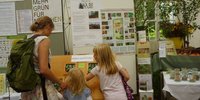 Weizen, Bucheckern oder doch Eicheln? Durch Fühlen und Ertasten können die Kinder spielerisch die Natur kennenlernen.