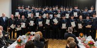 Foto: Die Einsatzkräfte, die mit der rheinland-pfälzischen Fluthilfemedaille ausgezeichnet wurden, mit Landrat Christoph Göbel.