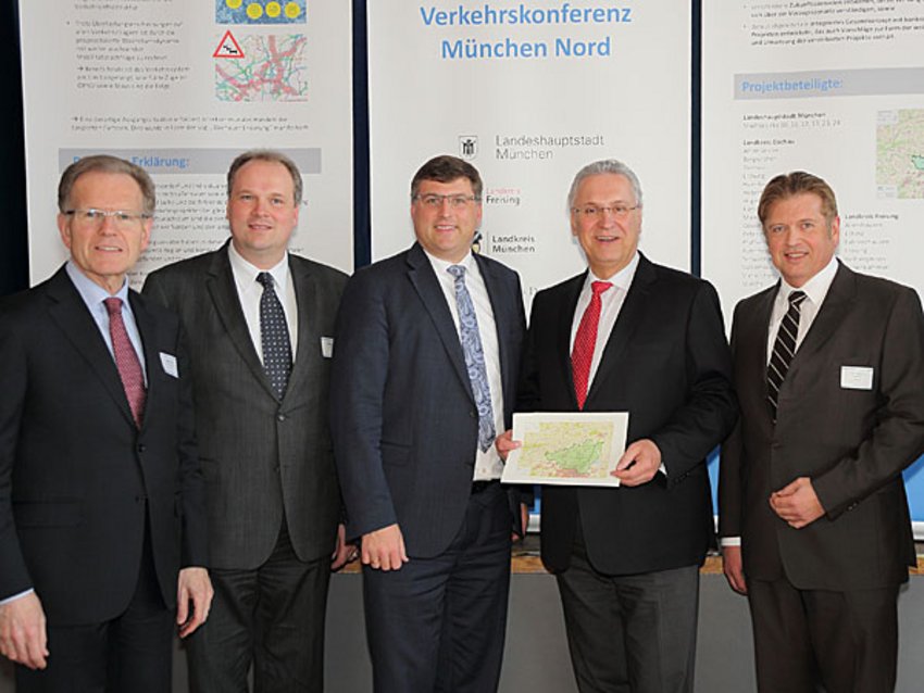 Foto: (v.l.): Die Landräte Josef Hauner (Freising), Christoph Göbel (München), Stefan Löwl (Dachau), Staatsminister Joachim Herrmann und Dr. Herbert Grebenc (BMW Group)