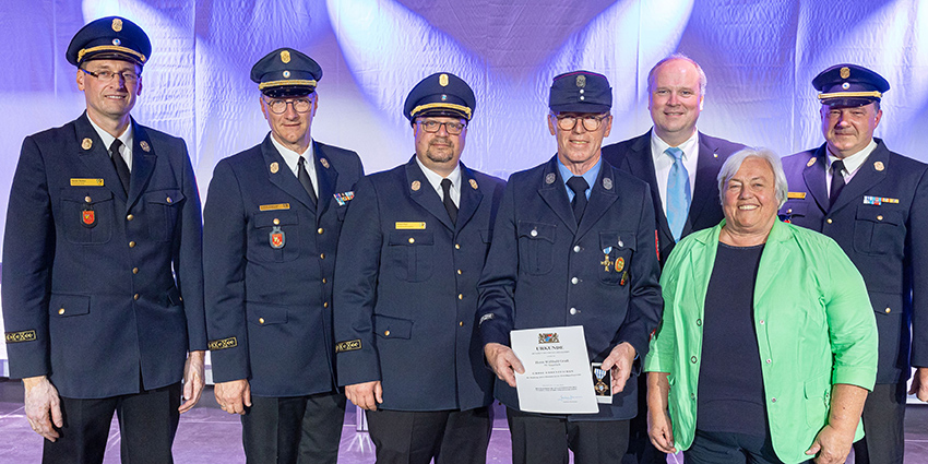 Foto: Für eine aktive Dienstzeit von 50 Jahren erhielt Willibald Gradl von der Freiwilligen Feuerwehr Sauerlach das Große Ehrenzeichen des Freistaats Bayern. V.l.n.r.: Kreisbrandrat Harald Stoiber, Kreisbrandinspektor Andreas Englberger, Kreisbrandinspektor Robert Paul, Willibald Gradl, Landrat Christoph Göbel, Sauerlachs Erste Bürgermeisterin Barbara Bogner und Kreisbrandinspektor Dr. Markus Hardi. Foto: Robert Kiderle Fotoagentur