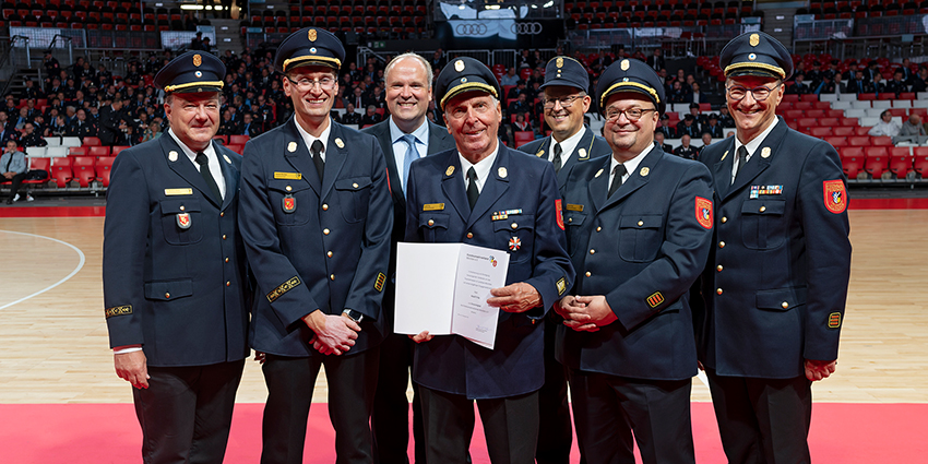 Foto: Als Dank und Anerkennung für seine hervorragenden Verdienste um die Gründung und Fortentwicklung des Kreisfeuerwehrverbandes wurde Ehrenkreisbrandrat Adolf Fritz die Ehrenmitgliedschaft des Kreisfeuerwehrverbandes München verliehen.