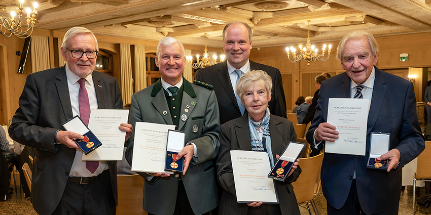 Foto: Konnten aus den Händen von Landrat Christoph Göbel die von Bundespräsident Frank-Walter Steinmeier verliehene Verdienstmedaille des Verdienstordens der Bundesrepublik Deutschland entgegennehmen (v. l. n. r.): Helmut Gierke, Dr. Rudolf Pauli, Brigitte Scholle und Wolfgang Franz.