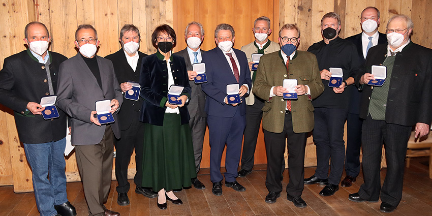 Foto: Die Verdienstmedaille in Bronze konnte Landrat Christoph Göbel (2. v.r.) am Dienstag an (v.l.) Josef Ertl, Peter Soellner, Anton Almer, Brigitte Thoma, Günter Heyland, Thomas Weingärtner, Stefan Kern, Georg Hornburger, Theodor Pregler und Josef Hornburger überreichen.