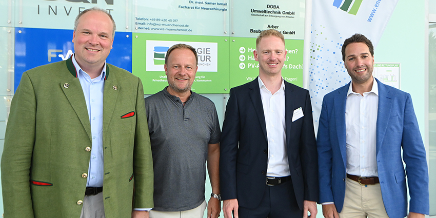 Foto: Die Einweihung fand in Anwesenheit der beiden Landräte Christoph Göbel (München) und Robert Niedergesäß (Ebersberg), dem Energieagentur-Geschäftsführer Dr. Willie Stiehler und dem Haarer Bürgermeister Andreas Bukowski statt. (v.l.n.r.)  