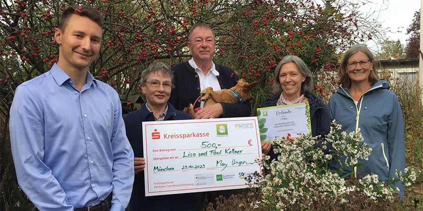 Die Preisträger Lisa und Paul Kellner (2. und 3. v.l.) mit Hündin Fanni und Benjamin Ungar, Susanne May von der Unteren Naturschutzbehörde im Landratsamt sowie Ute Borchers, Projektbetreuerin des Fördermittelgebers beim Deutschen Zentrum für Luft- und Raumfahrt e.V. aus Bonn.