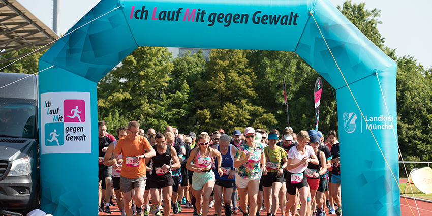 Foto: Läuferinnen und Läufer beim Start im Sportpark Haar.