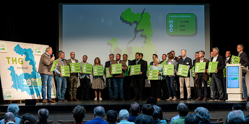 Foto: Die Bürgermeisterinnen und Bürgermeister präsentieren die kommunalen THG-Ziele