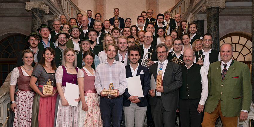 Foto: Die stolzen Preisträger der Blaskapelle Höhenkirchen-Siegertsbrunn, der Oberlandler Theaterjugend und von Moviejam mit Landrat Christoph Göbel (erste Reihe rechts) und Kulturreferent Rainer Klier (letzte Reihe links).  Foto: Jürgen Sauer