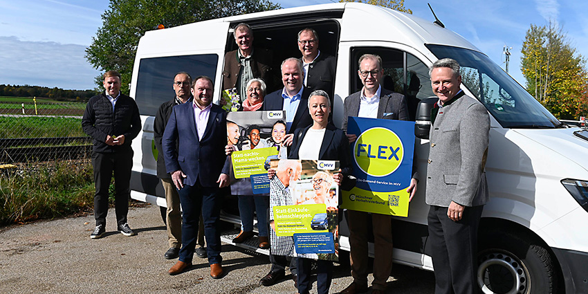 Foto: (v.l.n.r.): Busunternehmer Martin Geldhauser, der zweite Bürgermeister der Gemeinde Taufkirchen, Michael Lilienthal, Ayings Erster Bürgermeister Peter Wagner, Oberhachings Erster Bürgermeister Stefan Schelle, Sauerlachs Erste Bürgermeisterin Barbara Bogner, Landrat Christoph Göbel, Unterhachings Erster Bürgermeister Wolfgang Panzer, Regierungsvizepräsidentin Sabine Kahle-Sander, MVV-Geschäftsführer Dr. Bernd Rosenbusch und Brunnthals Erster Bürgermeister Stefan Kern.