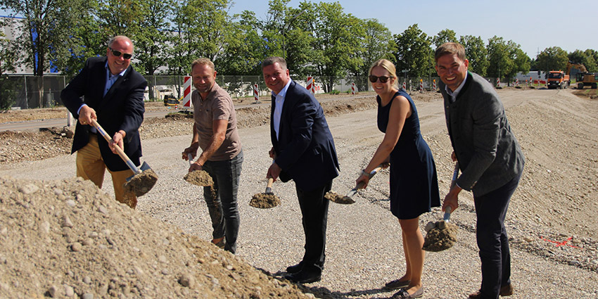 Foto: Setzten den ersten Spatenstich für die Baumaßnahmen an der Kreisstraße M1 in Kirchheim (v. l. n. r.): Landrat Christoph Göbel, Stephan Gruber (Staatliches Bauamt Freising), Bayerns Verkehrsminister Christian Bernreiter, Tanja Sartorius (Staatliches Bauamt Freising) und Kirchheims Erster Bürgermeister Maximilian Böltl.