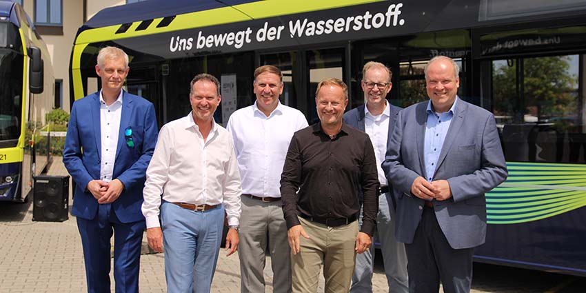 Foto: Die Landräte Christoph Göbel (r.) und Robert Niedergesäß (3. v. r.) mit den Busunternehmern Josef Ettenhuber und Martin Geldhauser (2. Und 3. v. l.) sowie Dr. Tobias Brunner (Geschäftsführer Hy2B, l.) und MVV-Geschäftsführer Dr. Bernd Rosenbusch bei der Vorstellung der neuen Brennstoffzellen-Busse, die voraussichtlich ab Herbst im Linienverkehr der Landkreise München und Ebersberg zum Einsatz kommen werden.