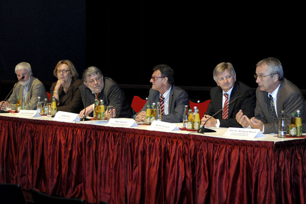 Foto: Podium mit den Diskussionsteilnehmern