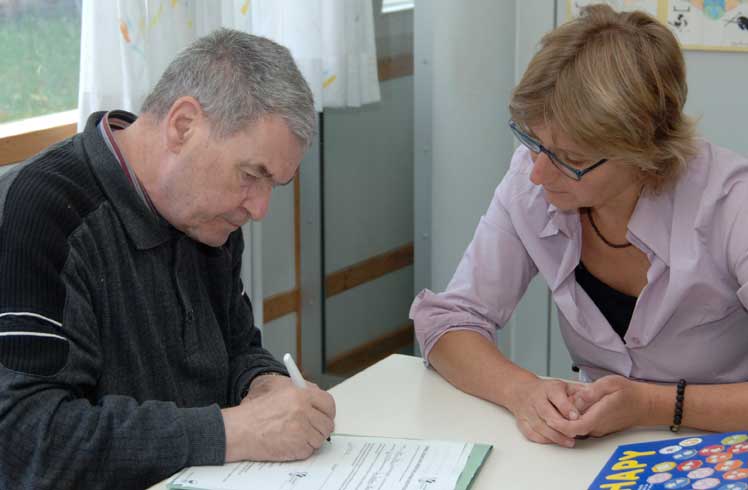 Ein Mann füllt ein Formular aus