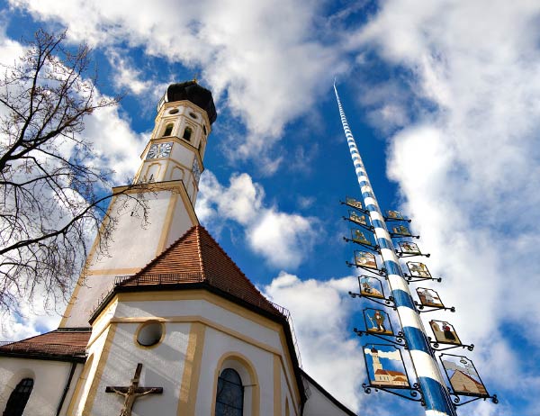 Foto: Maibaum vor der Kirche in Hohenbrunn